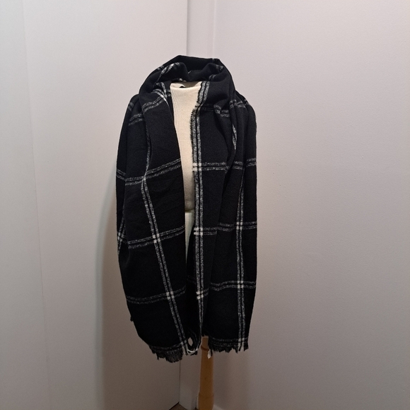 NWT St. John's Bay Plaid Scarf - Picture 11 of 11